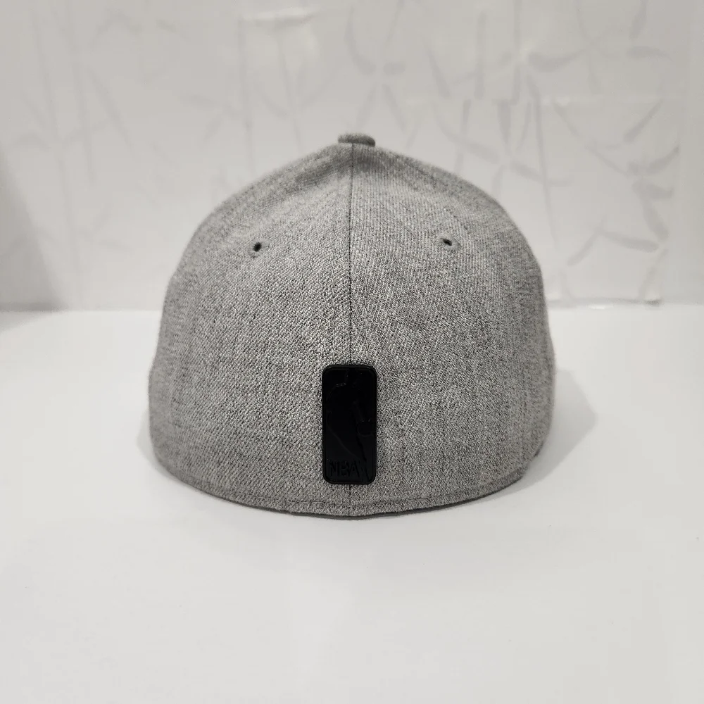 New Era NBA Chicago Bulls Metal Badge 59FIFTY Fitted‎ Cap Gray  7  55.8cm EUC
